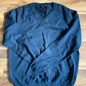 mörkblå tröja  - köpt second-hand så är därför väl använd av både mig och dens förra ägare. storlek L men sitter som S/M. skicka för mått eller bilder med den på, eller andra frågor och funderingar! :D