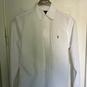 Ralph Lauren skjorta - Vit skjorta från Ralph Lauren i S slim fit. Den är i fint skick! 