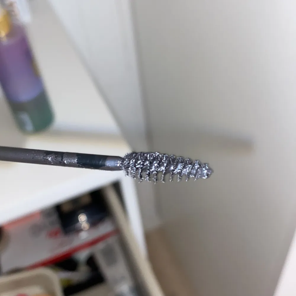 Säljer en Great Lash Mascara från Maybelline. Den har en rosa tub med en grön kork och svart text. Mascaraborsten är täckt med svart mascara som ger volym och definition till fransarna. Perfekt för en dramatisk look! 💖. Skönhet.