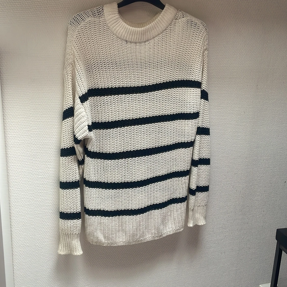 Vit och svart randig stickad tröja från 157