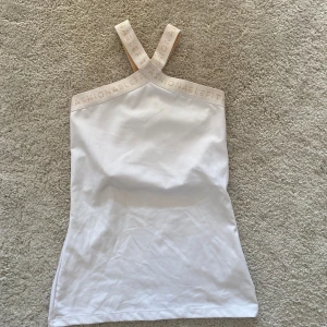 Träningsstopp  - Träningstopp från en av Nellys kollektioner med Fashinablefit. Halterneck med korsade band bak och inbyggd ”bh”. 