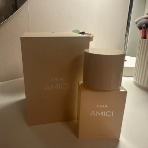 Caia parfym - Jättegod parfym från caia. Kallas amici på hemsidan. Aldrig använd. Köpt för länge sedan. Box till parfymen kommer med. Skriv för frågor.💗