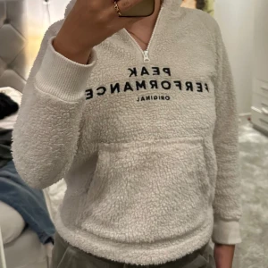 Peak performance  - Jätte mysig teddy tröja från peak performance som tyvärr blivit lite för liten för mig Använd ett fåtal gånger