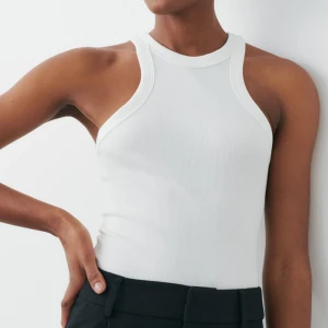 helt oanvänd basic topp från gina  - basic oanvänd ribtank topp, jättesöt och vit i storlek S 