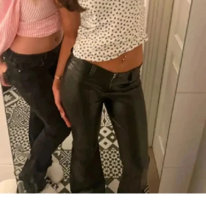 Svarta skinnbyxor - Säljer ett par jättesnygga svarta skinnbyxor i nyskick från new yorker. storlek M, aldrig använda💕LÅNAD BILD!!