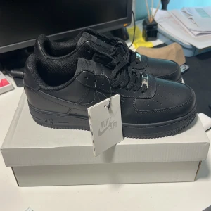 Black air force 1 - Aldrig använda, box och tags tillkommer. Säljer då dem var för små för mig 