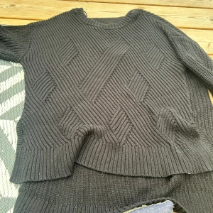 Svart stickad tröja från Must Have - Säljer en svart stickad tröja från Must Have. Tröjan är i storlek M och har ett snyggt ribbat mönster. Den är perfekt för höst och vinter, och är supermysig att ha på sig. Tröjan har långa ärmar och lite öppen rygg, En normal passform. Perfekt för att hålla sig varm och stilren under de kallare månaderna. 