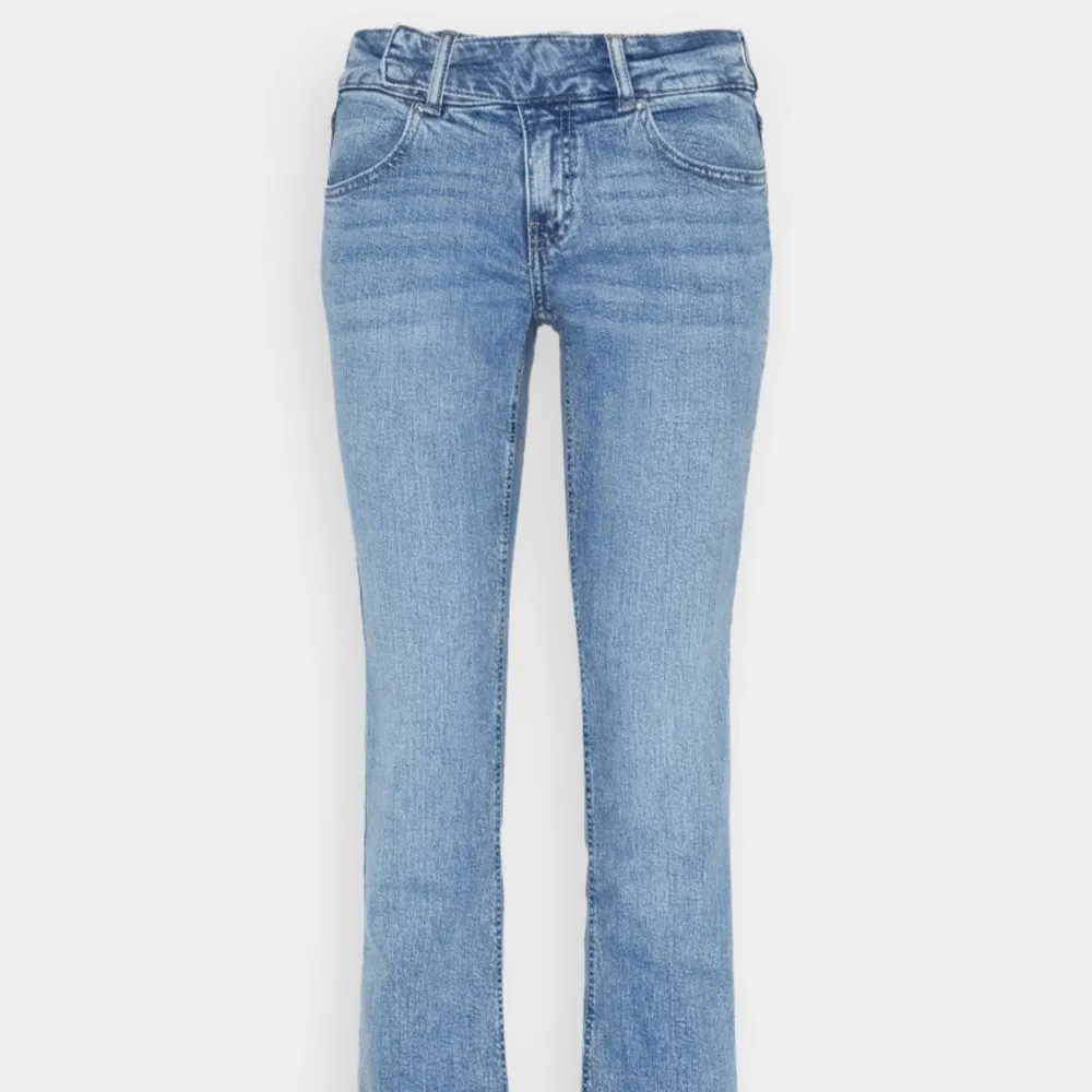 Säljer mina snygga Gina Tricot jeans som inte kommit tills användning. Skit snygg och unik midja i st 38! Orginalpris - 499kr. Jeans & Byxor.