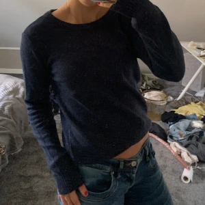 Blå stickad tröja - Oki skick, har ett litet hål vid ärmen (se blid) går att sy igen. Från vera Moda 