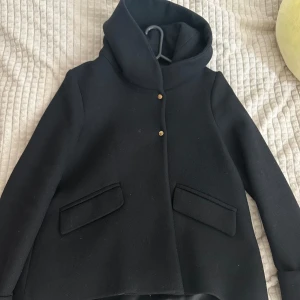 Kappa Zara  - Kappa med hög krage från Zara. Använd 1 gång. Svart. Passar även XS.