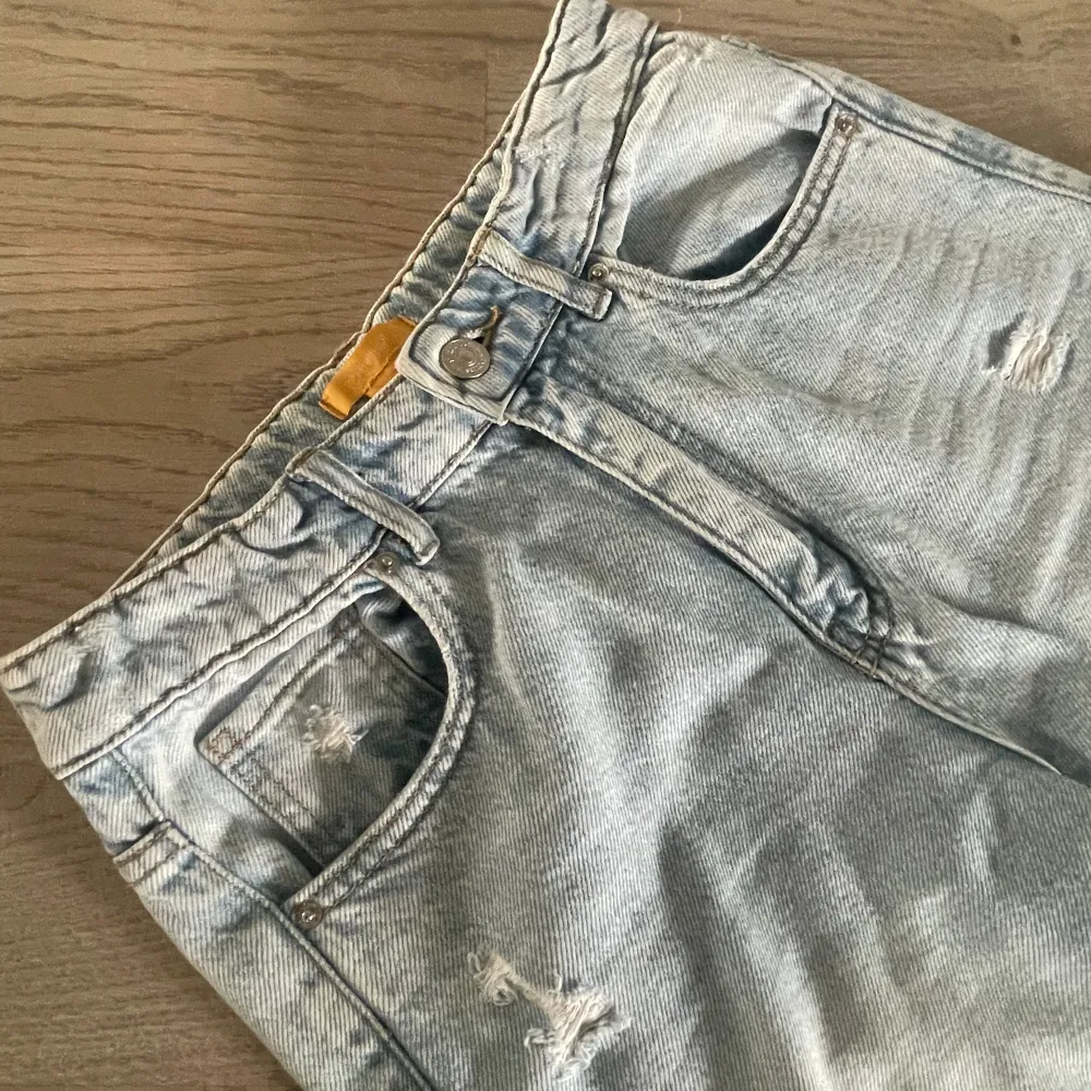 Snygga flare jeans från Gina Tricot, deras Young kollektion. Köpta år 2023 men knappt använda, ca 3 gånger. Byxorna är därför i väldigt bra skick 😍. Jeans & Byxor.