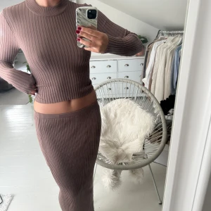 set med kjol och tröja med öppen rygg  - så fint set i ett tunt ribbstickat material, perfekt till sommaren! öppen rygg med snörning i bak av tröjan som gör setet speciellt! Kan även säljas separat!