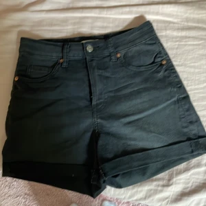 Svarta short från h&m - Säljer ett par svarta short, aldrig använt,tvättar innan köpet, kontakta mig i dm om ni vill köpa 