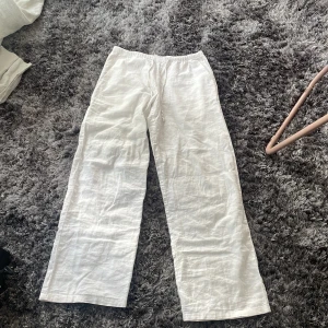 Vita linnebyxor från Gina Tricot - Säljer dessa linnebyxor från Gina Young. Jag säljer de då de är för korta för mig. Skriv om du vill ha fler bilder eller har frågor👌🏼