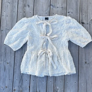 Vit blus  - Vit blus från Gina Tricot passar till allt 