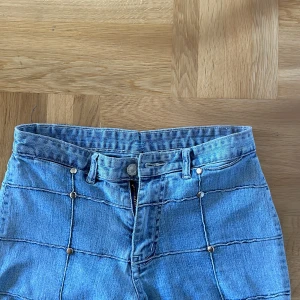 Lågmidjade jeans - Säljer dessa skit snygga jeans. Det står tyvärr inget märke, men de är köpta ganska dyrt. Skulle säga att de passar bra på mig som har strl 34