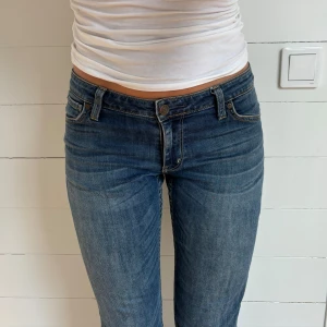 Lågmidjade utsvängda jeans  - Hej! Säljer dessa bekväma lågmidajdw jeans. Det är ett hål på vänster knä💙. Sitter bra på mig som är 171 cm lång. Brukar bära 34/36. Kan gå ner i pris vid snabb affär 