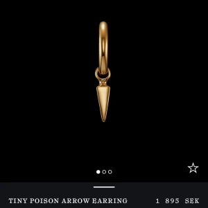 Maria Nilsdotter örhänge - Tiny poison arrow från Maria Nilsdotter  Guldpläterat silver  Fint skick Nypris 1895