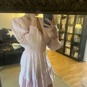 Klänning från zara - Helt ny utan prislapp Ny pris 359