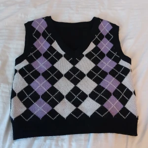 Rutig stickad väst<3 - Har bytt stil och vill tyvärr inte ha längre, okänd storlek eftersom det inte står någonstans på plagget.