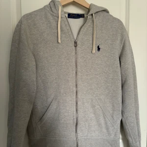 Ralph Lauren Ziphoodie - Ralph Laurent zip hoodie i väldigt bra skick. 