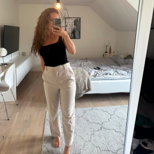 Beiga kostymbyxor - Storlek 40 men insydda i midja och på längden 