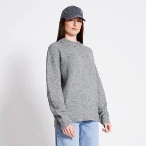 Grå stickad tröja -  bekväm grå stickad tröja med långa ärmar och ribbstickade muddar vid ärmslut från lager. sticks inte alls! använd ett fåtal gånger💕