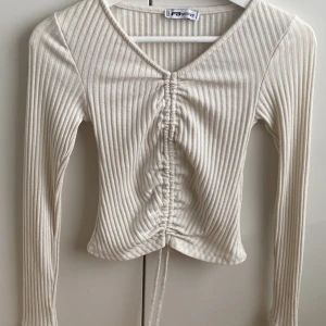 Smutsig vit lite randig långärmad tröja - Mått-XS, super fin skick! 