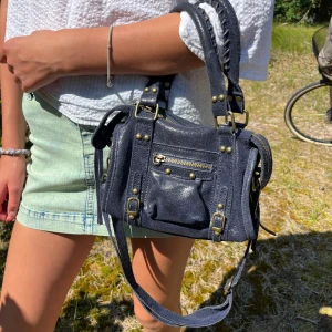 Balenziaga liknande väska 😍 - Jätte fin väska som är i äkta skin😍 köptes här på plick men det står i den att den är från Italien. Har inte några remmar på visa dragkedjor som du ser på bilden, men det kan man enkelt sätta ditt själv 💕