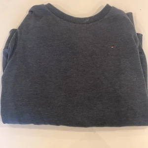Tommy hilfiger tröja  - Tröjan är utsliten i armbågarna som gör det vitare just där Nypris:975 Säljes för:49