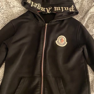 Moncler/Palm angels tröja - Säljer en moncler/ Palm angels tröja, köpte den för 6000 men säljer den för 4000 (pris kan diskuteras) därför en del av dragkedjan är av som  man kan se på bilden. Tröjan är i rätt så bra skick annars. 