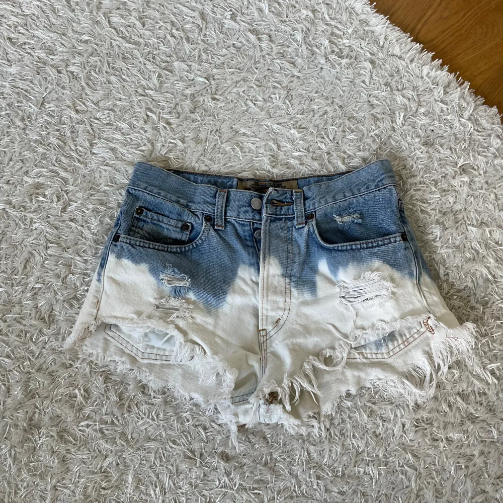 Så sjukt coola två färgade jeans shorts. Skulle påstå att de passar storlek 34 då de är lite för små för mig med 36. Inga defekter!🩵🤍. Shorts.