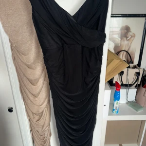 Svart klänning - Svart klänning  Stretcigt material  Storlek L  Aldrig använd 