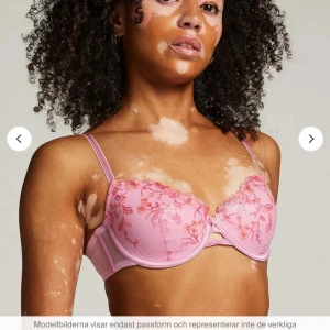 Bh - Rosa bh från hunkemöller i storlek 75 B. Jätte söt ej använd. Säljer för att den är för liten💗ny pris 550