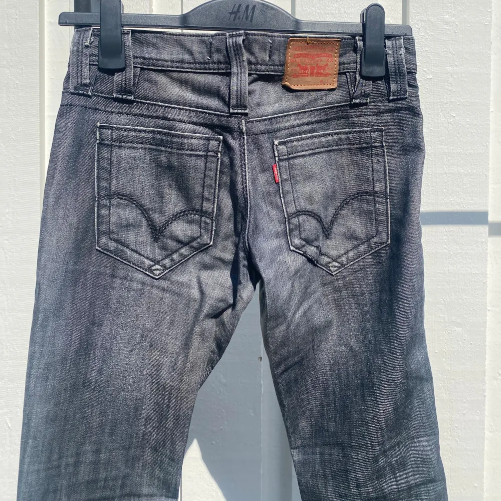 Lågmidjade gråa jeans från Levis i bra skick! Står ingen storlek i byxorna men passar XS/S. . Jeans & Byxor.