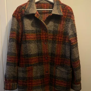 Rutig ulljacka med knappar - Säljer min höstjacka från American Vintage! Inköpt för ca 3 år sedan för ca 3000kr. Säljer för 1200kr. 