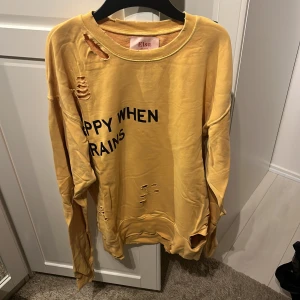 Gul distressed sweatshirt  - Gul distressed sweatshirt med text. Elsa Hosks kollektion med Bik Bok. Storlek XS-S