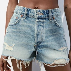 Jeansshorts  - Så snygga helt oanvända ljusblå jenssshorts från zara med prislapp kvar, finns inte kvar på hemsidan!💕Färgen på shortsen är ljusblå, som på sista bilden men modellen är även densamma som på de 2 andra bilderna. Skriv privat för fler bilder!💘💘