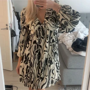Hm klänning - Så fin helt ny klänning från h&m i storlek XS med prislapp kvar! Slutsåld! (lånade bilder!)💓💓