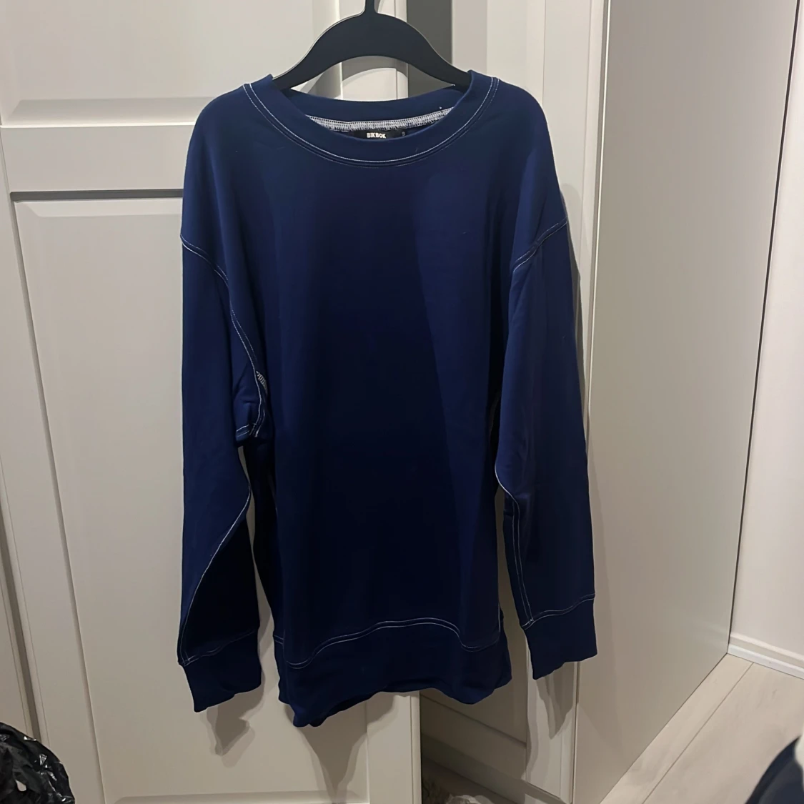 Mörkblå sweatshirt