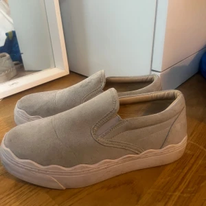 Skor från Nelly  - Gråa, bra skick från Nelly 