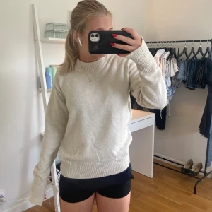 Beige stickad tröja - Säljer en supermysig benvit stickad tröja. Den är perfekt för höst och vinter, och har en normal passform. Tröjan har fint skick men är lite noppig 