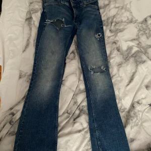 Jeans - Säljer dessa jättefina jeans som jag köpte för någon dag sedan, men de var lite tyvärr för små på mig (jag är 161)😢 Aldrig använda, har inga defekter❤️ skriv för mer information!🥰