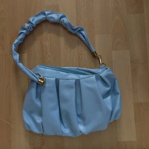 Blå väska  - ”Mjuk” material, inga skador eller hål.