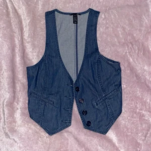 Jeans väst - Jeans väst med inga defekter, använd gärna köp nu💗