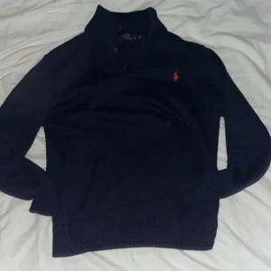 Ralph lauren tröja - 9,5/10 skick | använts fåtal gånger med sparsam användning, inga slitningar eller täcken på användning | skriv för fler frågor och bilder