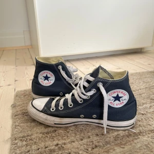 Blå Converse All Star sneakers - skit snygga blå Converse All Star sneakers i storlek 38. sparsamt använda då de är för små för mig. passar till allt! skriv för mer bilder ❣️❣️