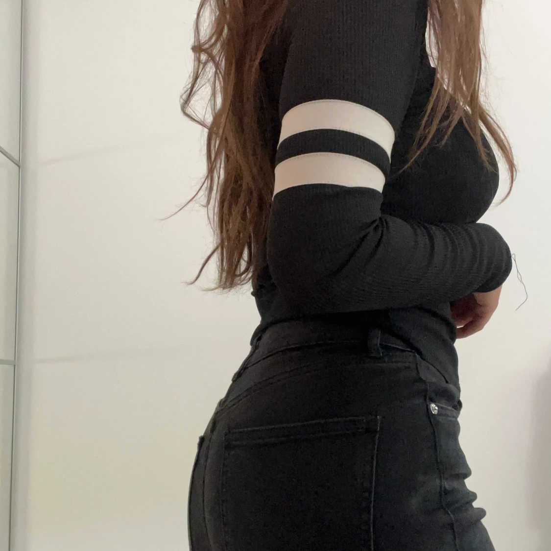 Svart långärmad tröja med dragkedja och vita ränder - 91