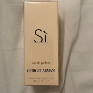 Giorgio Armani Si - Helt ny och oanvänd Giorgio Armani parfym för dam. Inplastad och aldrig använd. 30 ml