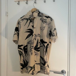 kortärmad skjorta med mönster - Knappast använd och är i bra skick.